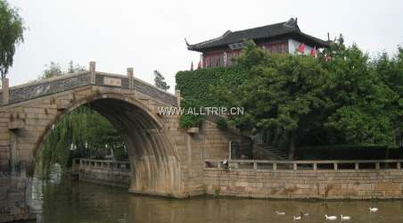 景点简介:                               枫桥大庙位于诸暨枫桥