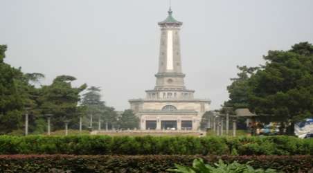 公园西南的小山丘建有烈士纪念塔_新零网 烈士公园位于市区东北面,是一座融纪念、游览、和娱乐为一体的综合性公园,属本市环境优美的风景区之一。该园1950年开始修建,1953年开园。园内面积118公顷。 公园西南的小山丘建有烈士纪念塔,塔高58.7米,塔身南向面镌刻着毛泽东提写的湖南烈士公园纪念碑九个大字。塔内是烈士纪念堂,陈列着湖南近百年来著名烈士的照片和生平事迹。堂内庄严肃穆,四周苍松翠柏,郁郁葱葱。 公园内建有各种楼台亭阁、湖泊、水榭。较著名的有:浮香艺苑、年嘉湖、朝晖楼、羡鲜馆、青山桥、儿童游艺场。新建的湖南民俗村荟集我省土家族、苗族、侗