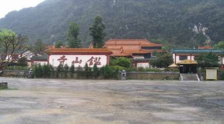 鉴山寺原位于桂林阳朔县城碧莲峰东北麓,始建于唐开元初年(公元713年)
